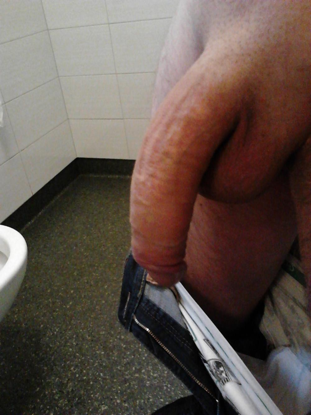 6P Praller Schwanz im Badezimmer eines Supermarkts
