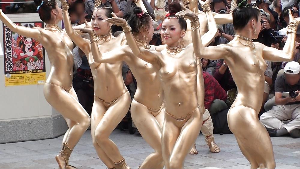 25P Chinese girls- Gold paint- Hot Public Tits and Ass