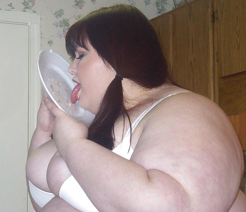 10P Fat women using their tongues