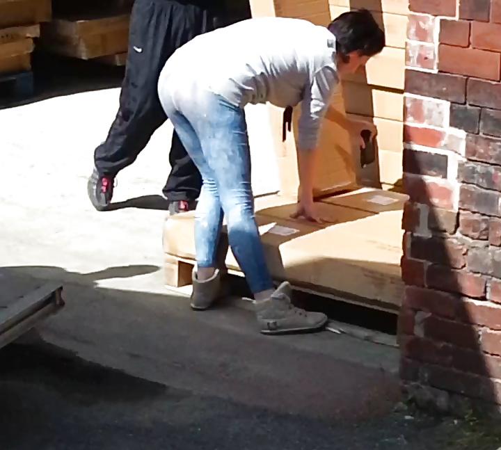 10P Amazing ass in tight jeans! 