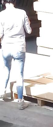10P Amazing ass in tight jeans! 