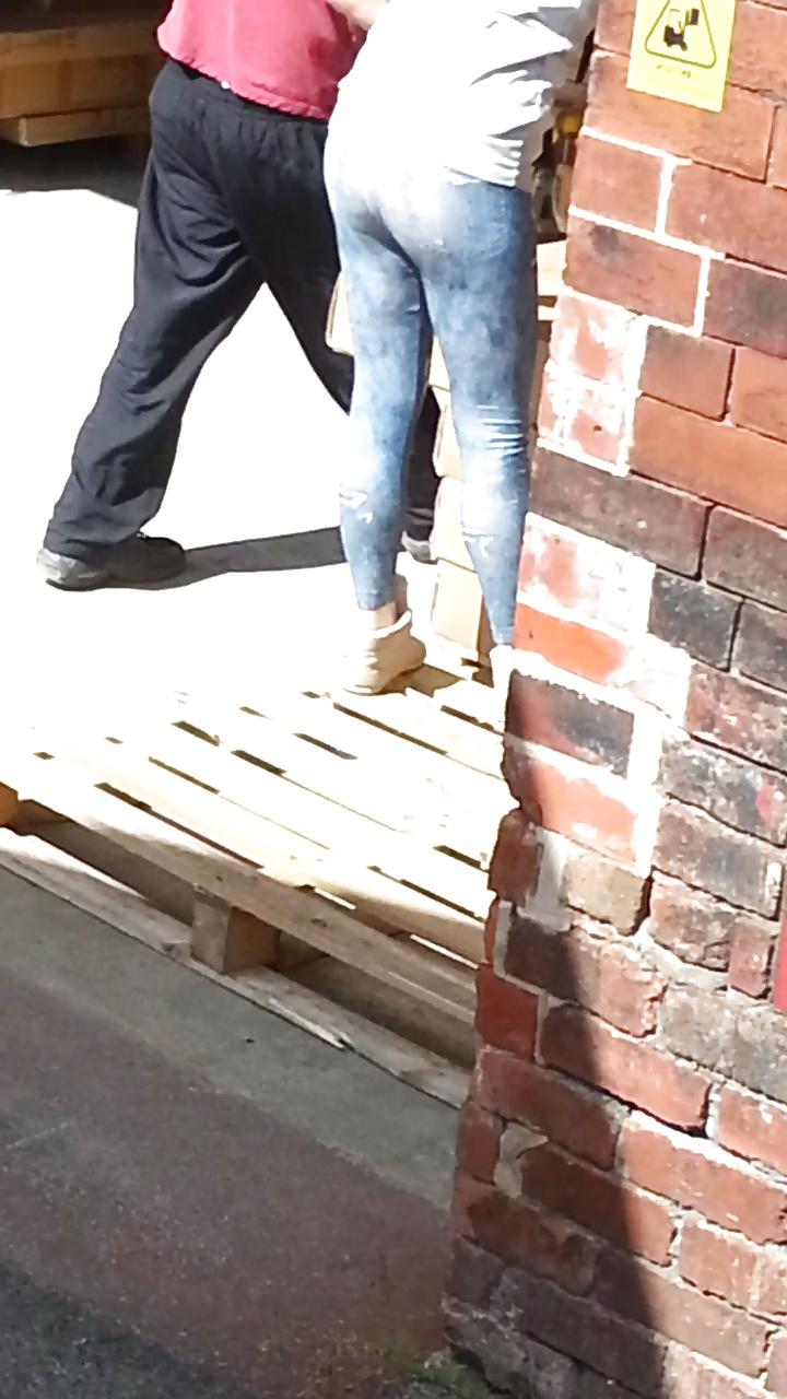 10P Amazing ass in tight jeans! 
