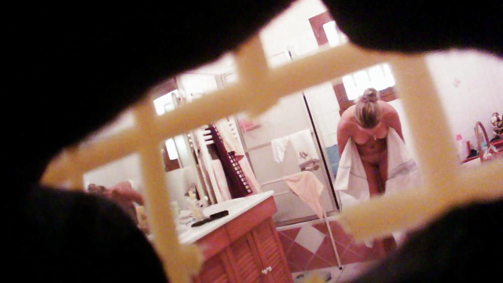 25P Hidden cam - Teen in bathroom