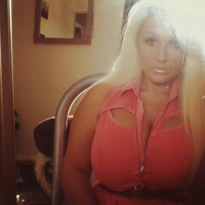 25P Short and Stacked: British Bimbo Bitch Paris