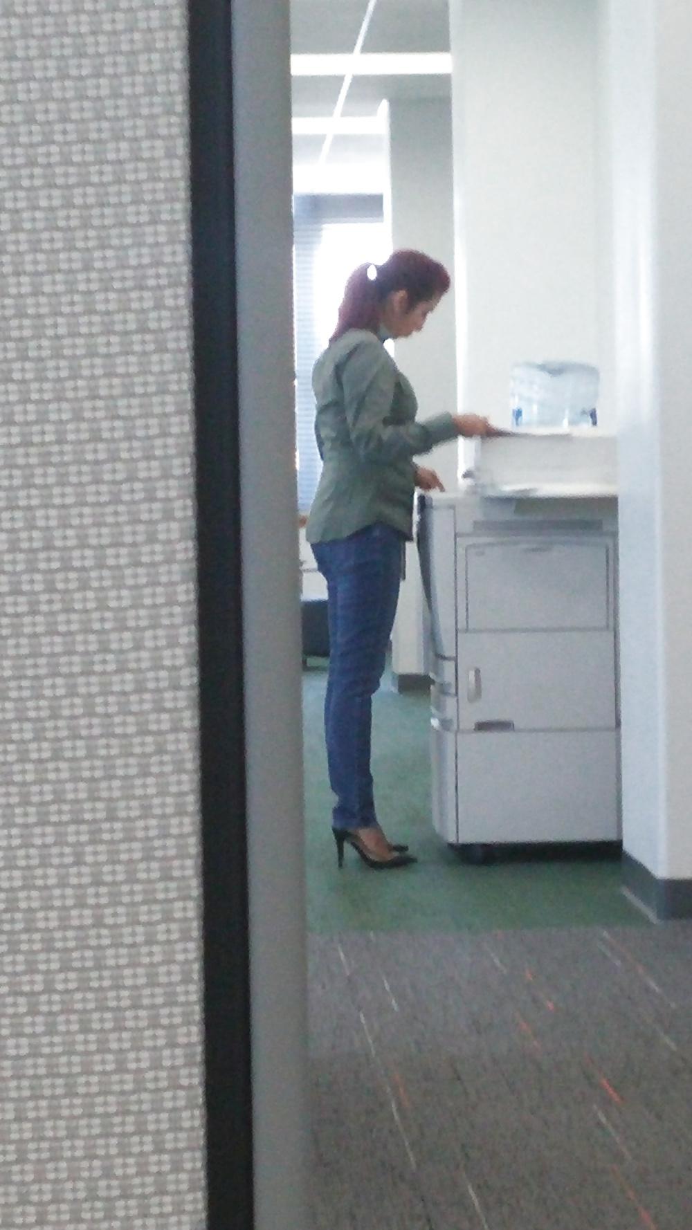 4P Hottie at work in jeans and heels 