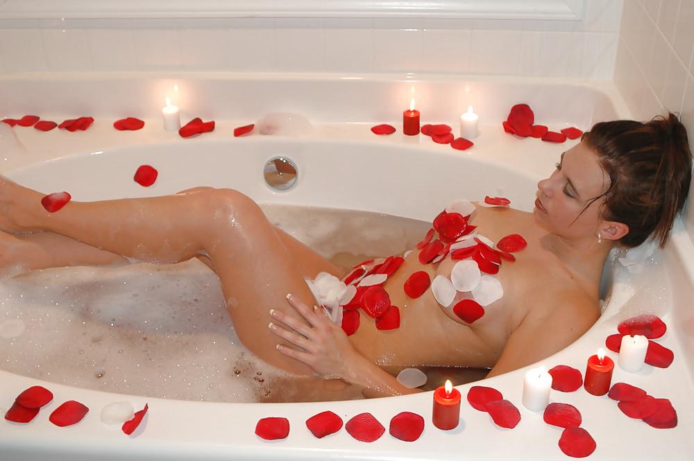 25P Sweet Lesbians Bathing