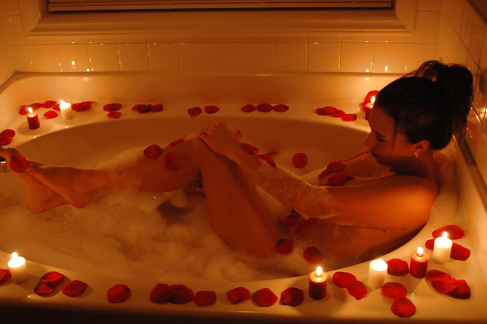 25P Sweet Lesbians Bathing