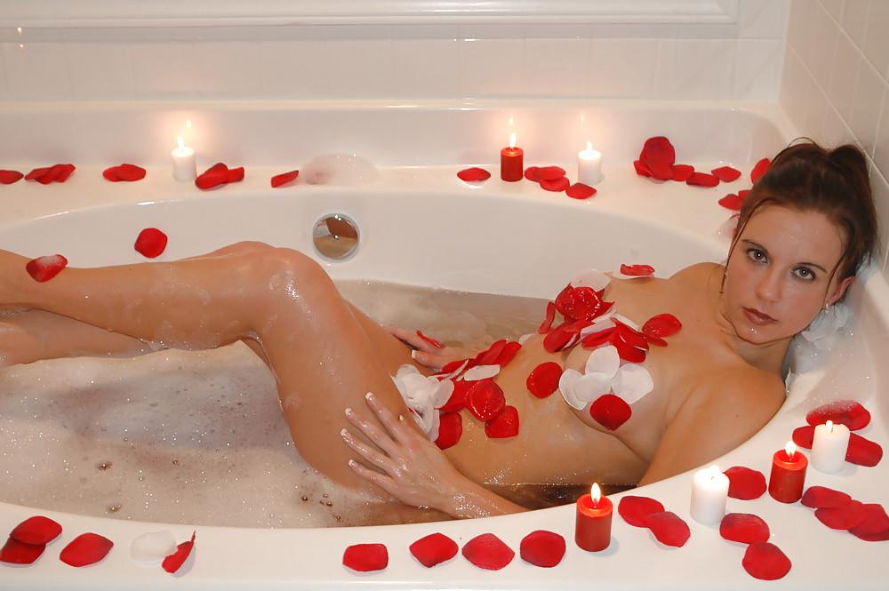 25P Sweet Lesbians Bathing
