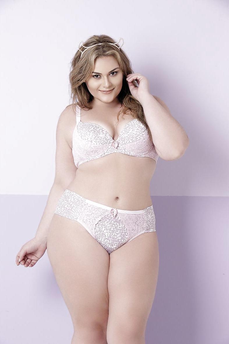 25P Sexy Curvy Milfs & Girlfriends 6