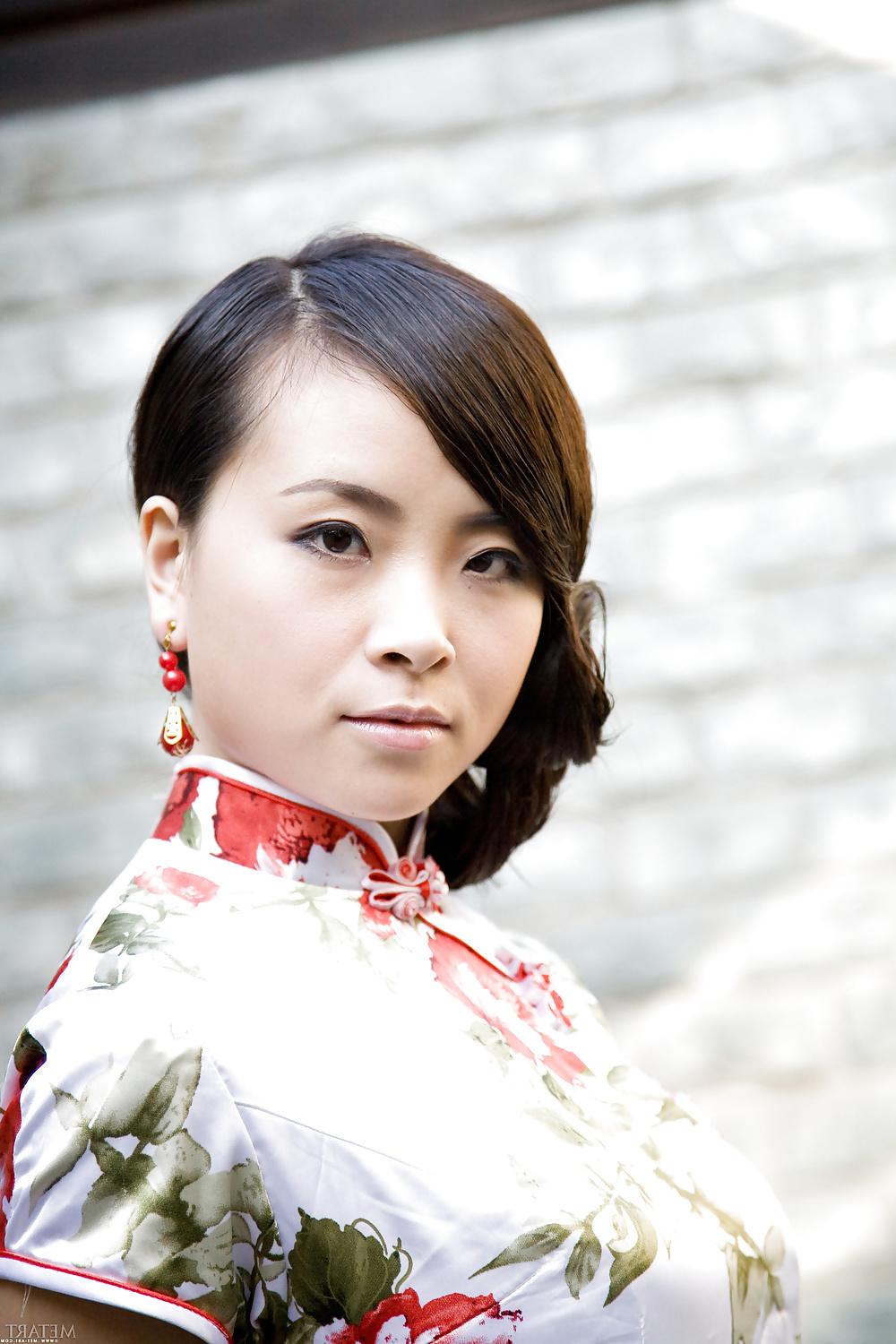 11P Chinese girl traditional dress and undress