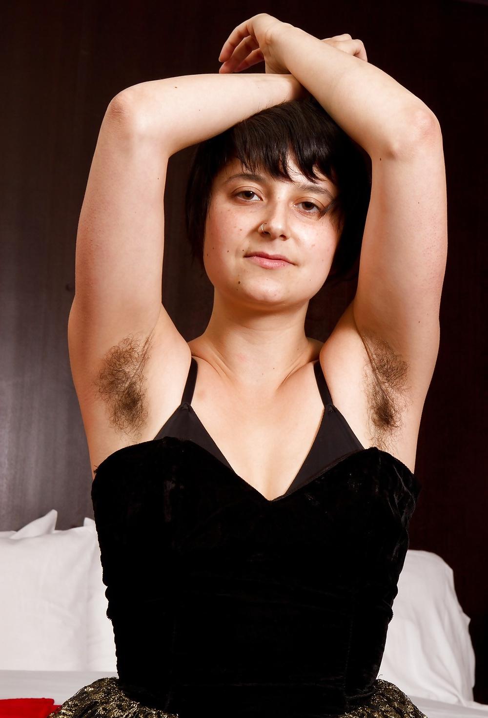 10P Sarah, haarige Achseln und Muschi
