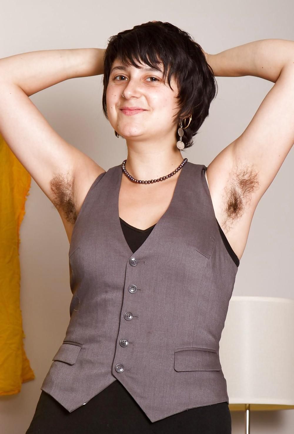 10P Sarah, haarige Achseln und Muschi
