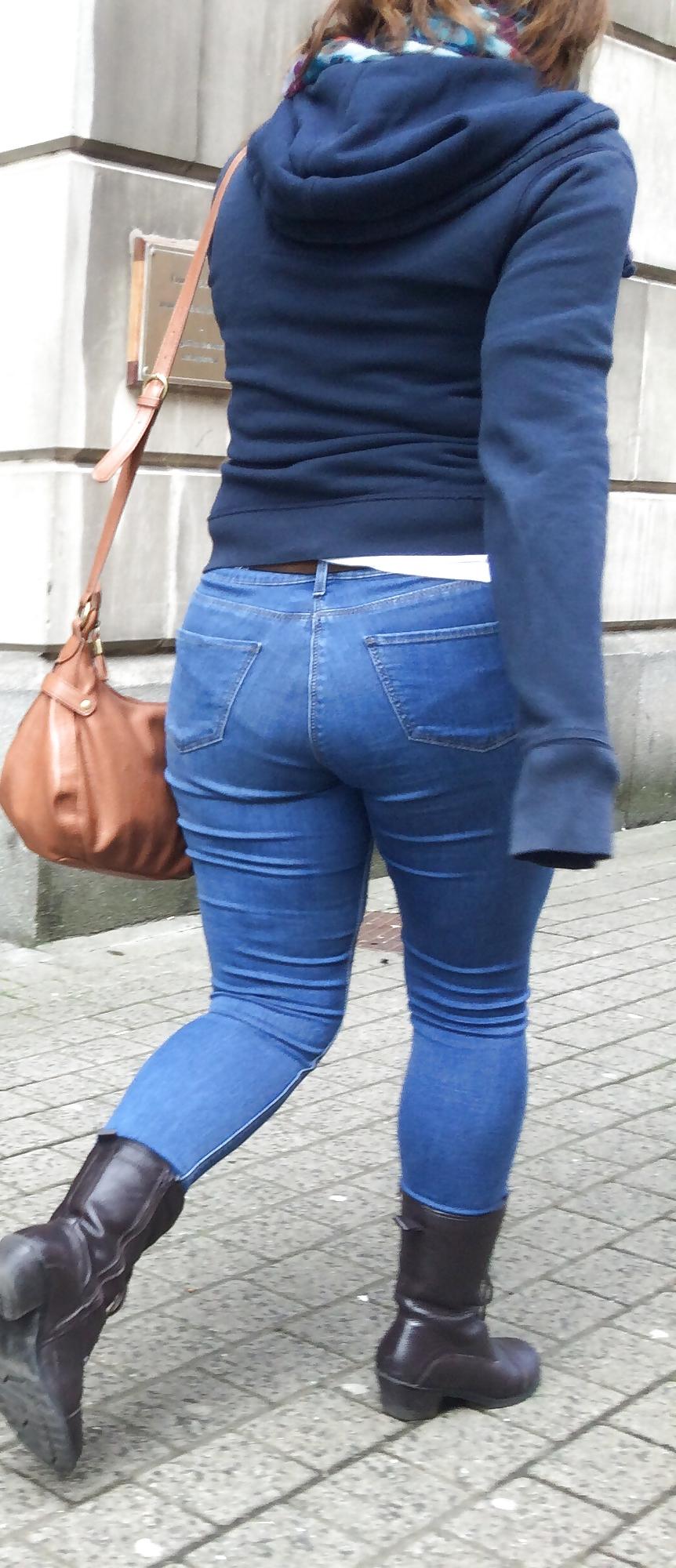 4P Chubby ass in tight jeans 
