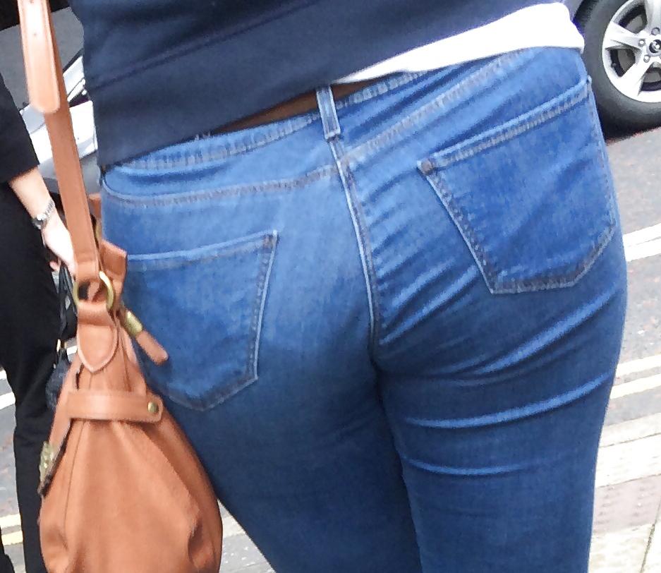 4P Chubby ass in tight jeans 