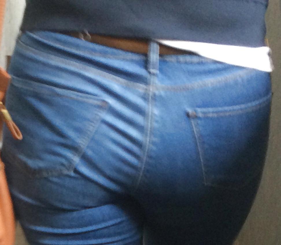 4P Chubby ass in tight jeans 