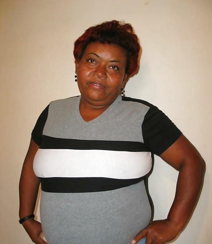 12P Mature lady with a Big Fat Ass