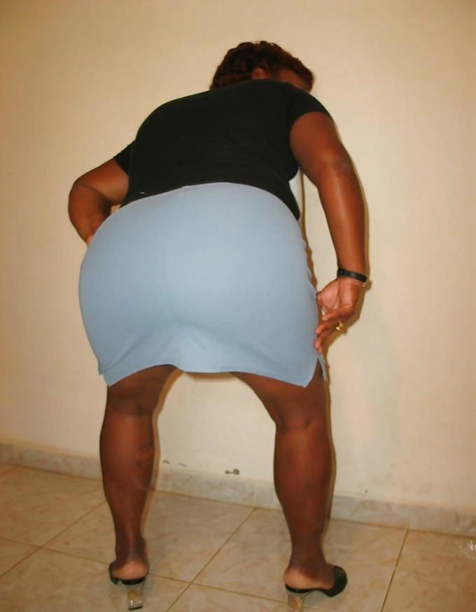 12P Mature lady with a Big Fat Ass