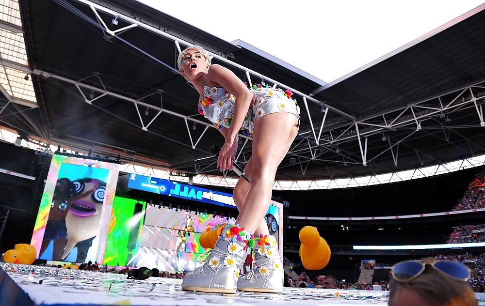 16P Miley Cyrus - Tight Teen Slut on Stage