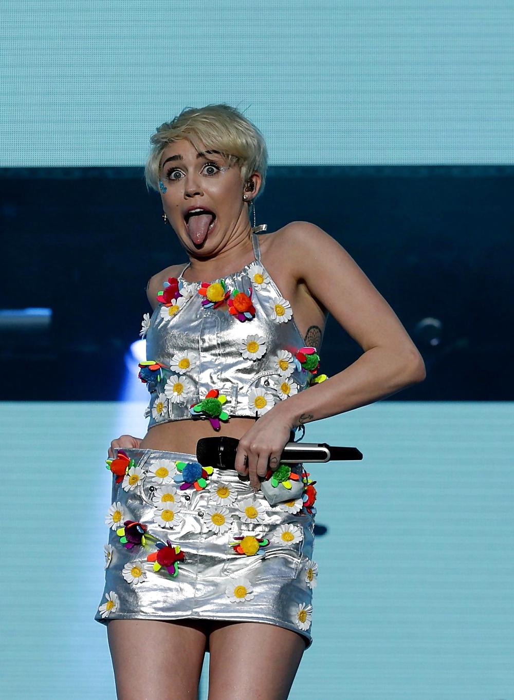 16P Miley Cyrus - Tight Teen Slut on Stage