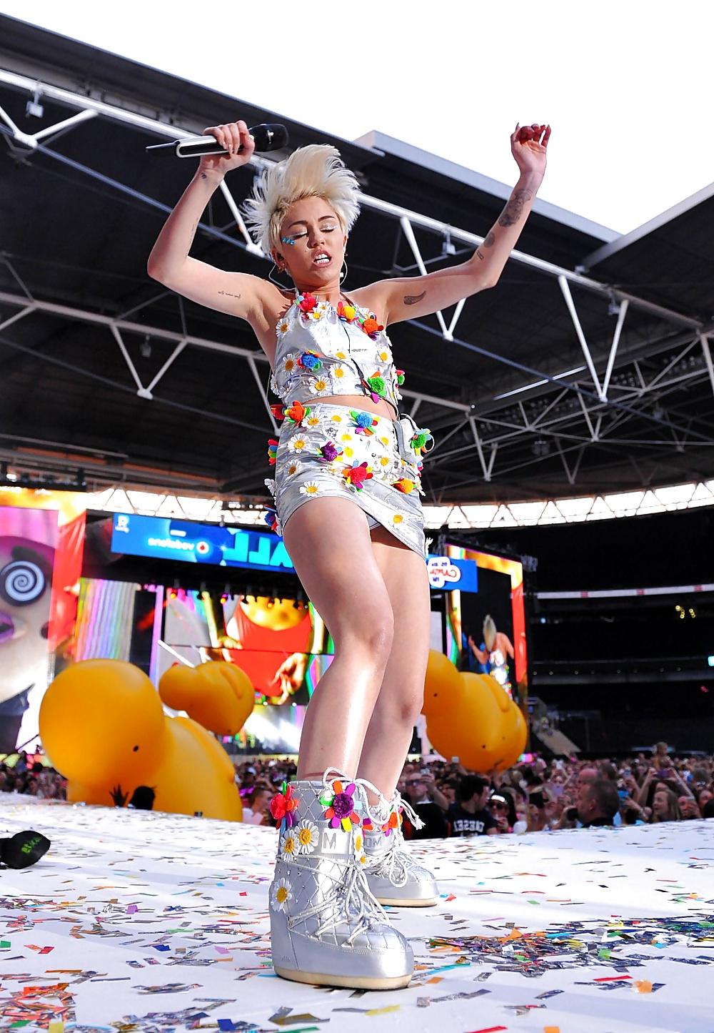16P Miley Cyrus - Tight Teen Slut on Stage
