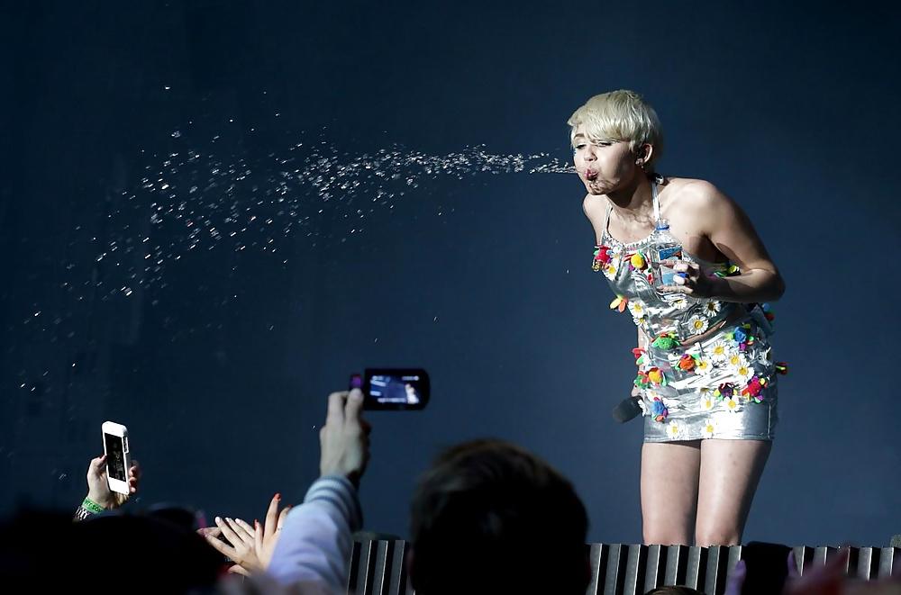 16P Miley Cyrus - Tight Teen Slut on Stage