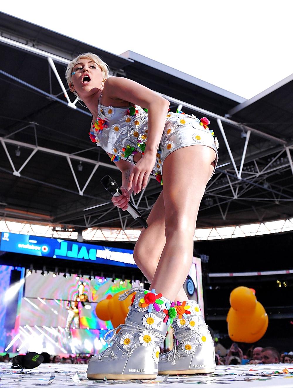 16P Miley Cyrus - Tight Teen Slut on Stage