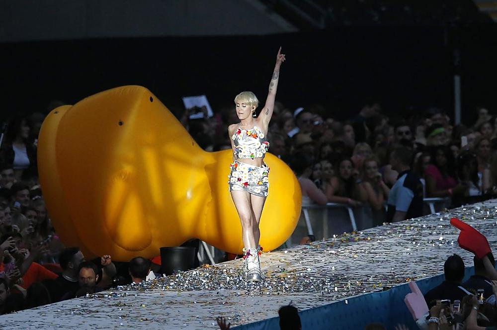 16P Miley Cyrus - Tight Teen Slut on Stage