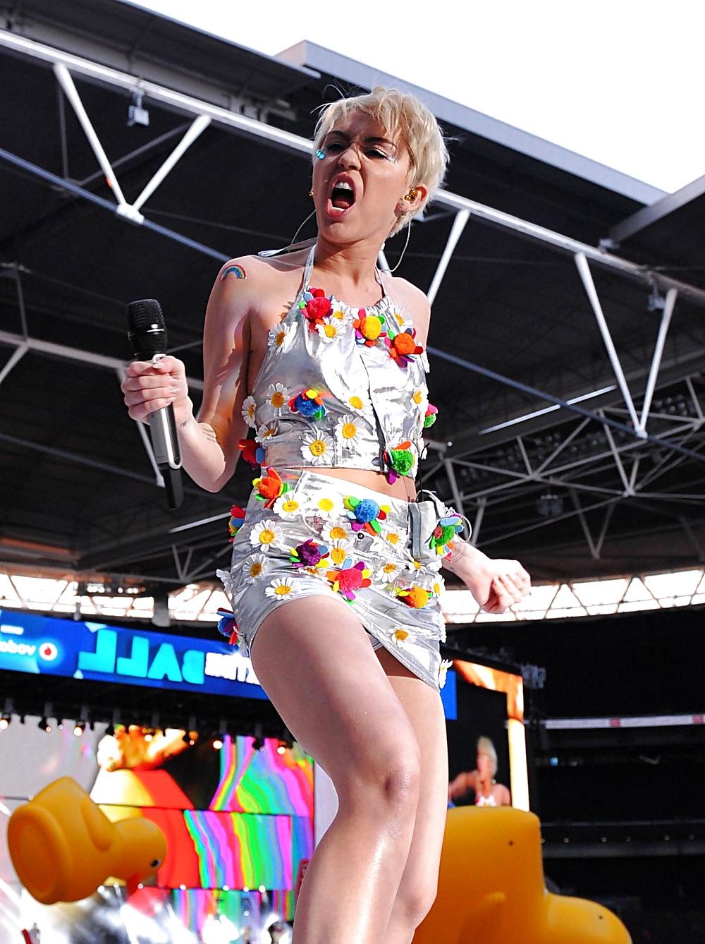 16P Miley Cyrus - Tight Teen Slut on Stage
