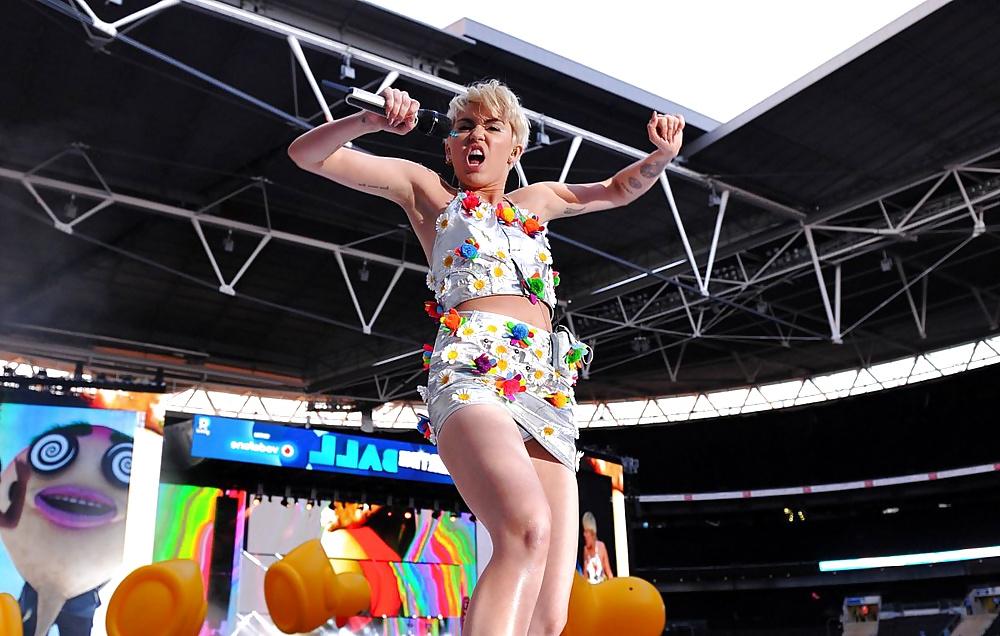 16P Miley Cyrus - Tight Teen Slut on Stage