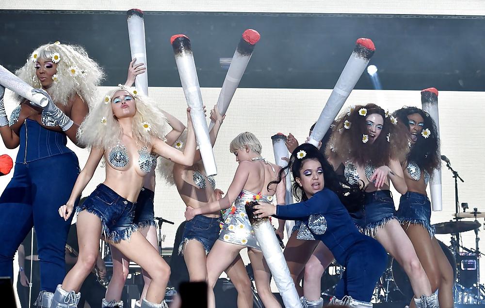 16P Miley Cyrus - Tight Teen Slut on Stage