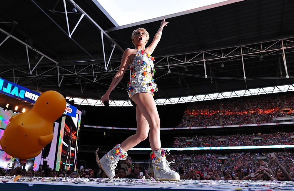 16P Miley Cyrus - Tight Teen Slut on Stage