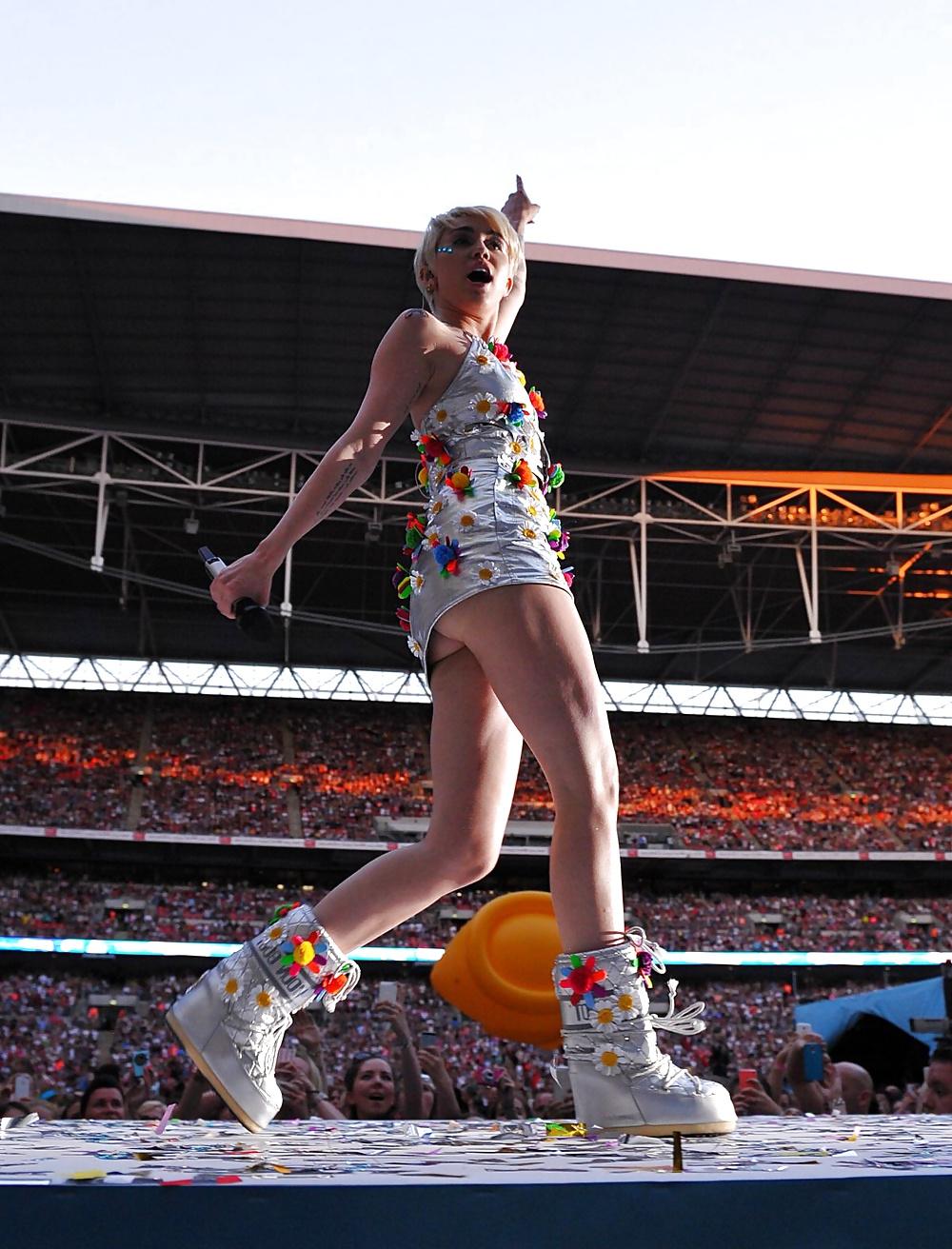 16P Miley Cyrus - Tight Teen Slut on Stage