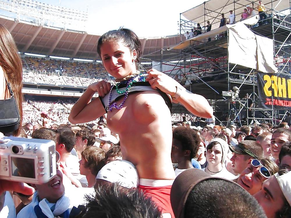 25P Public Nudity 7