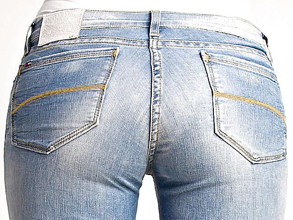 19P Frauen in  enge Jeans
