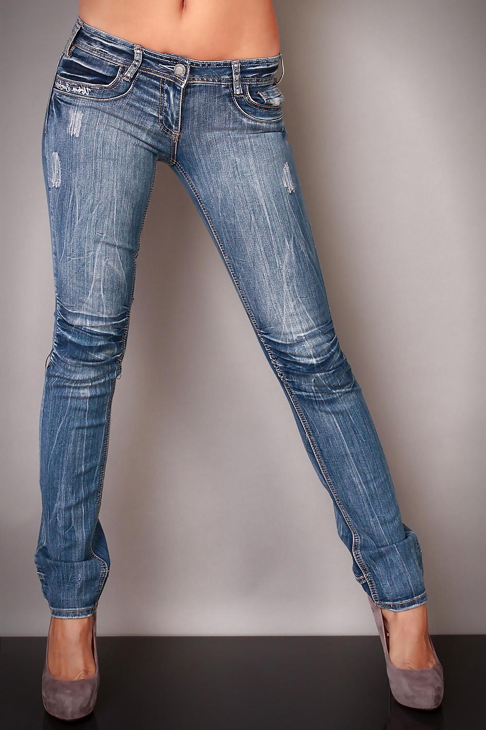 19P Frauen in  enge Jeans