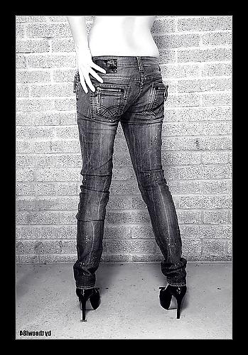 19P Frauen in  enge Jeans