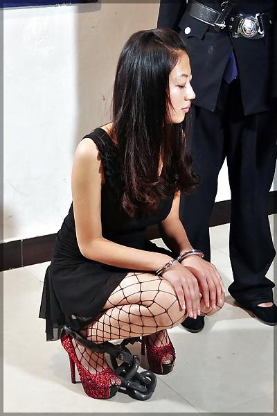 23P CHINESE FEMALE PRISONERS