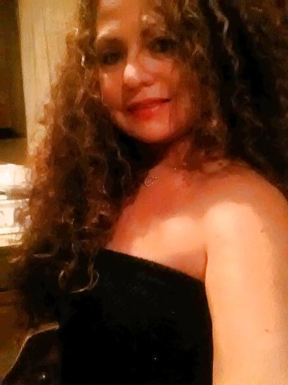 8P Curvy latina milf