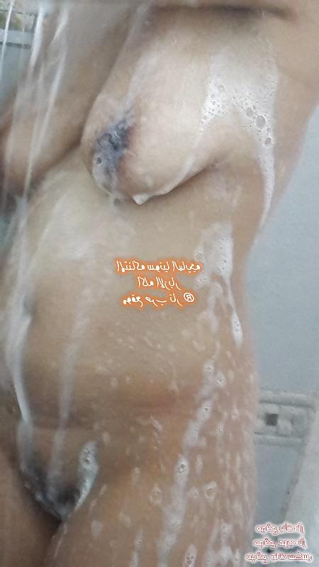 5P Hot arabian wife show bbobs and pussy in shower 