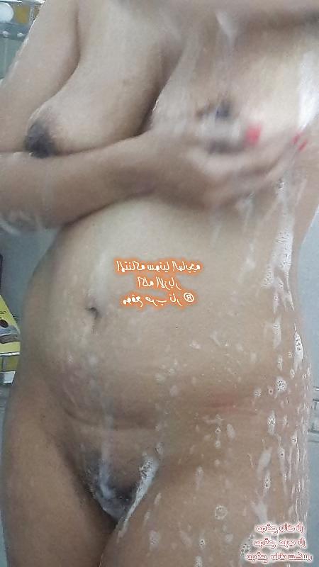 5P Hot arabian wife show bbobs and pussy in shower 