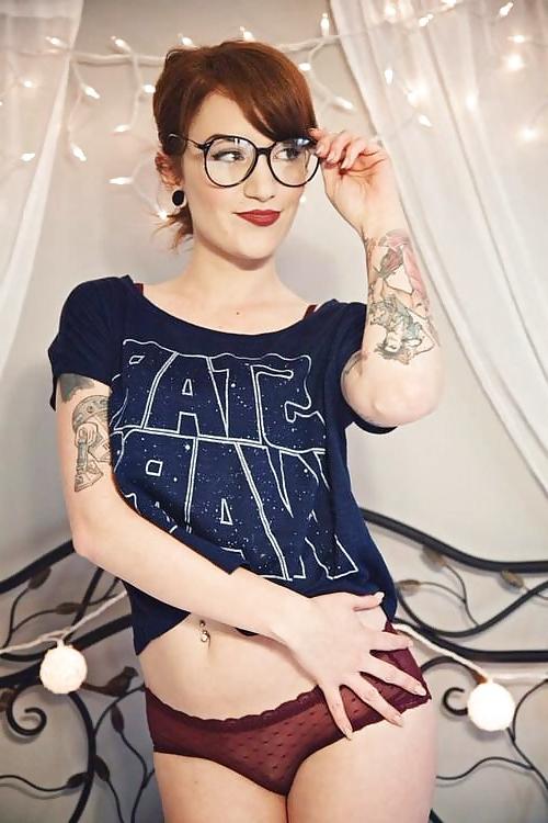 10P Sexy and Geeky Video Gamers