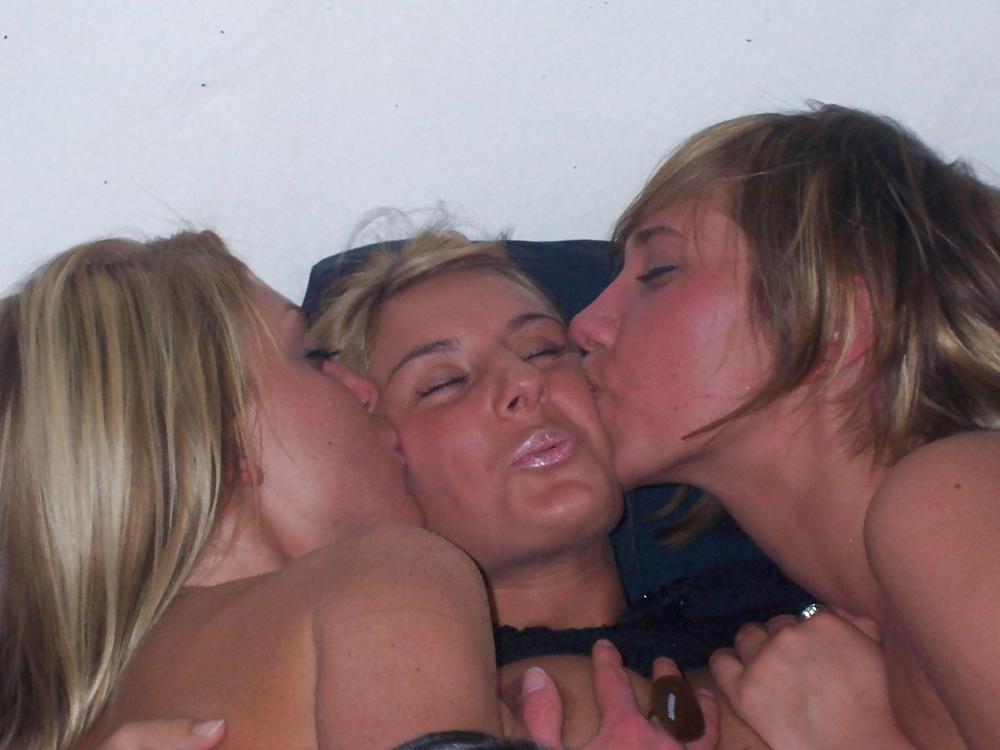 25P 3 party slags take a bath