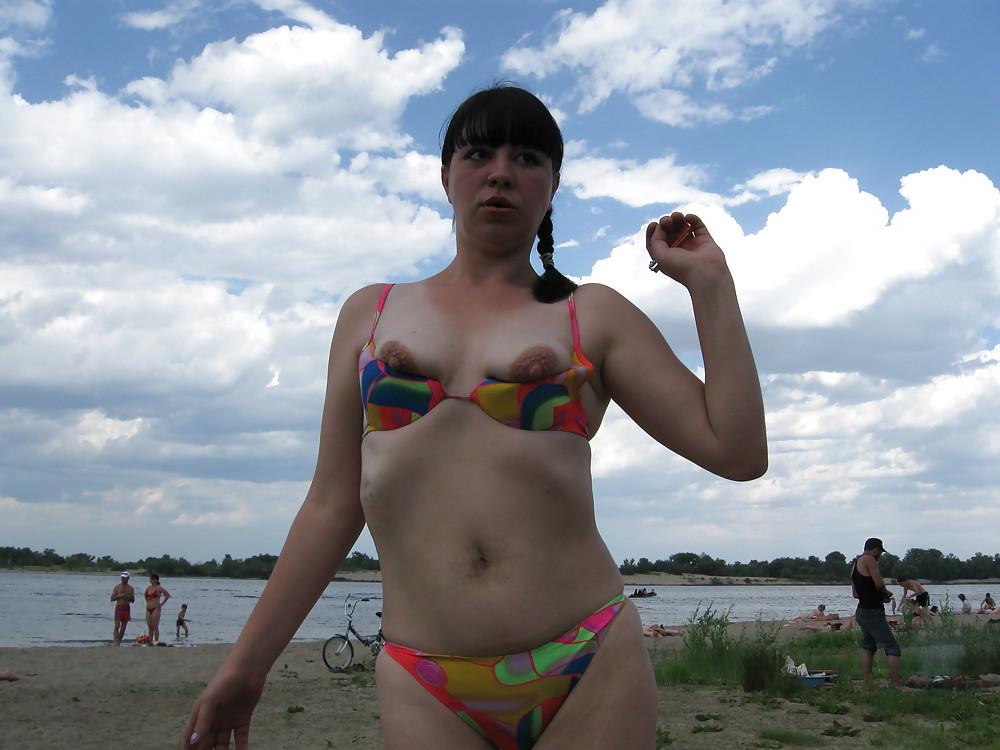 25P Lili flashing anus on public beach