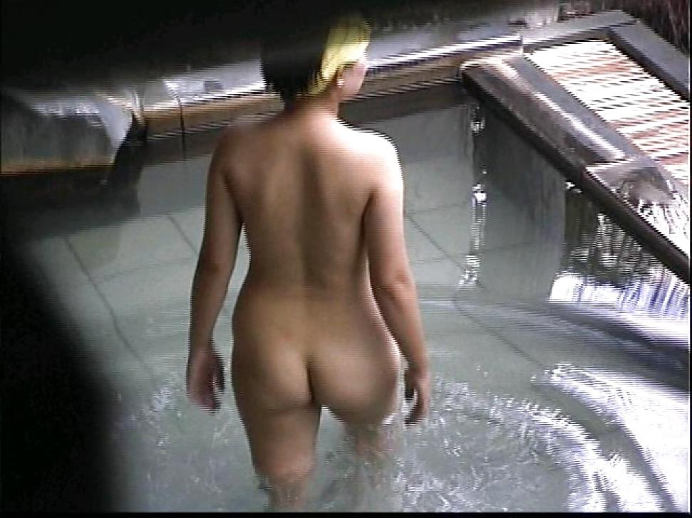 15P Mature Japanese lady bathing.