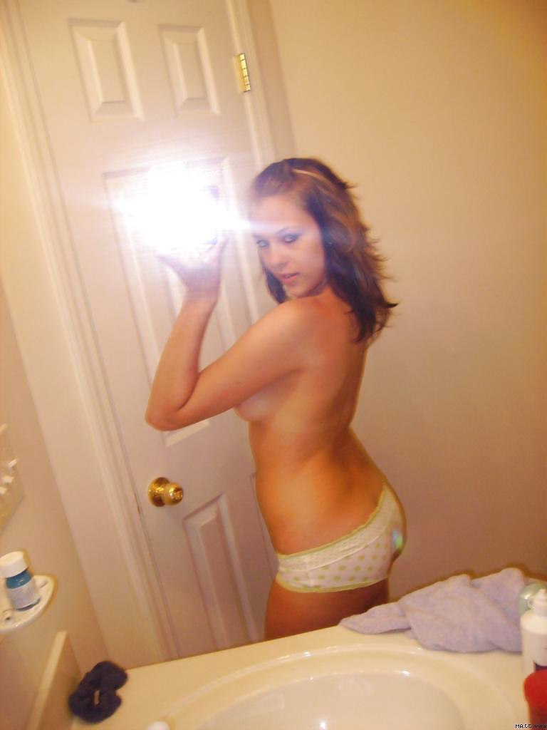 25P Stolen Pics - Brunette posing in front of mirror