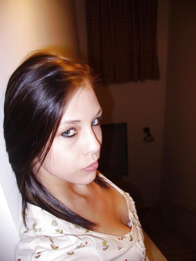 25P Stolen Pics - Brunette posing in front of mirror