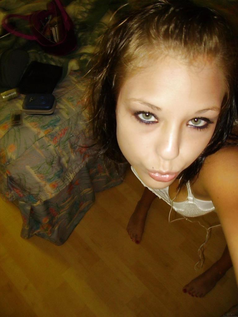 25P Stolen Pics - Brunette posing in front of mirror
