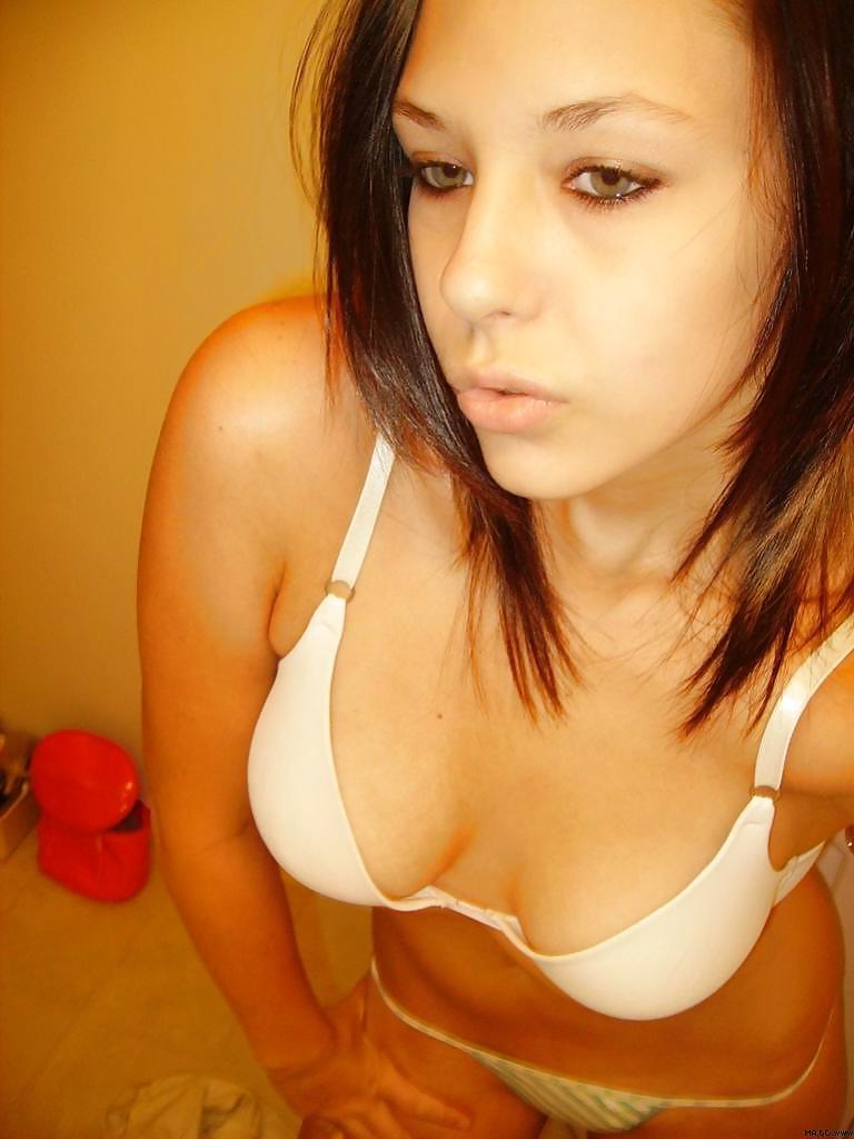 25P Stolen Pics - Brunette posing in front of mirror
