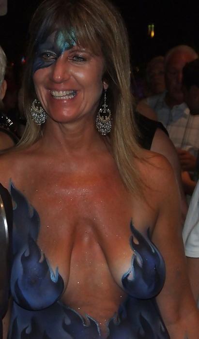 25P Saggy tits