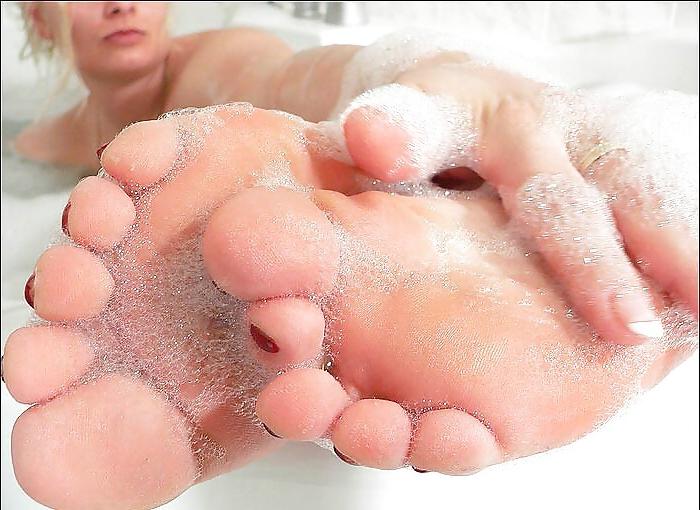 15P Red toes fat blonde